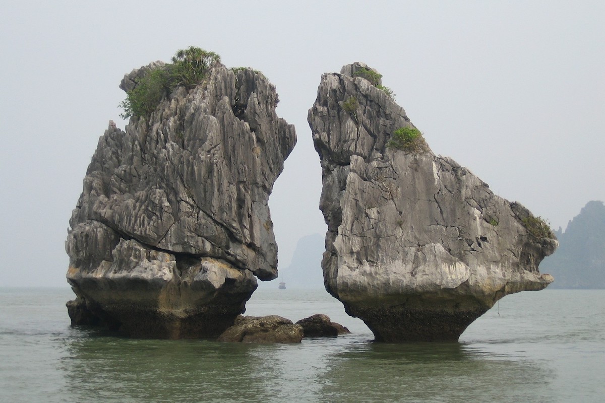 Kissing Rocks - Halong Bay