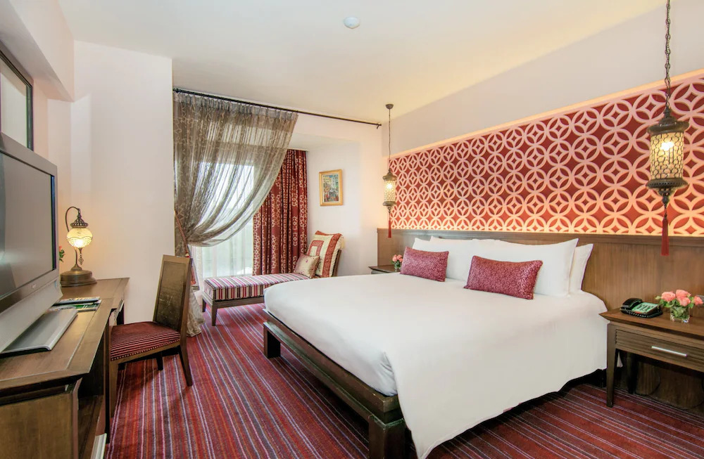 Room with hue of traditional Thai decor in the Bayview Hotel, Pattaya
